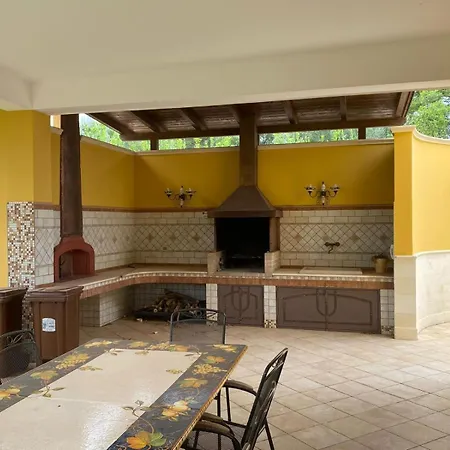 Dei Desideri, Immersa Nel Con Ampio Parco Villa