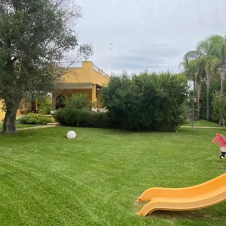 Dei Desideri, Immersa Nel Con Ampio Parco